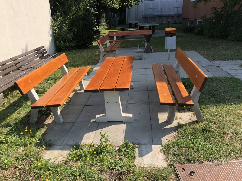 Handgefertigte Zinder Parkbänke und Tisch auf einem öffentlichen Platz